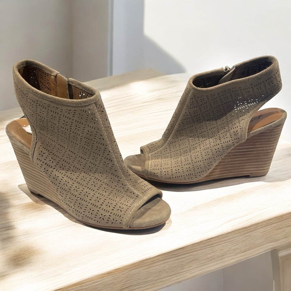 Lucky Brand - Laser Cut Out Sandal - 8.5